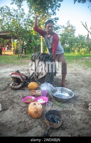 Indonesia. 21 gennaio 2024. Gli uomini indigeni giavesi agiscono come i soldati in lutto ballando con la musica gamelan alle mostre d'arte culturale Jaran Kepang nel distretto di Medan Polonia, città di Medan, provincia di Sumatra settentrionale, Indonesia il 21 gennaio 2024. Jaran Kepang è una combinazione dell'arte della danza musicale e della comunicazione transcendentalista tipica della tribù giavanese che è ancora presente oggi. Mantenuto, Said Supringadi, 30, come leader della Jaran Kepang Community Association nel sottodistretto di Karang Sari. Foto di Aditya Sutanta/ABACAPRESS.COM credito: Abaca Press/Alamy Live News Foto Stock