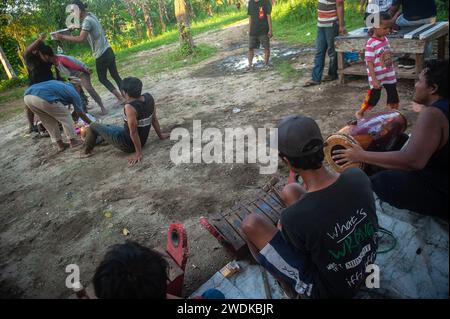 Indonesia. 21 gennaio 2024. Gli uomini indigeni giavesi agiscono come i soldati in lutto ballando con la musica gamelan alle mostre d'arte culturale Jaran Kepang nel distretto di Medan Polonia, città di Medan, provincia di Sumatra settentrionale, Indonesia il 21 gennaio 2024. Jaran Kepang è una combinazione dell'arte della danza musicale e della comunicazione transcendentalista tipica della tribù giavanese che è ancora presente oggi. Mantenuto, Said Supringadi, 30, come leader della Jaran Kepang Community Association nel sottodistretto di Karang Sari. Foto di Aditya Sutanta/ABACAPRESS.COM credito: Abaca Press/Alamy Live News Foto Stock