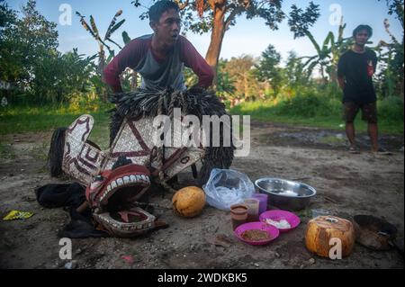 Indonesia. 21 gennaio 2024. Gli uomini indigeni giavesi agiscono come i soldati in lutto ballando con la musica gamelan alle mostre d'arte culturale Jaran Kepang nel distretto di Medan Polonia, città di Medan, provincia di Sumatra settentrionale, Indonesia il 21 gennaio 2024. Jaran Kepang è una combinazione dell'arte della danza musicale e della comunicazione transcendentalista tipica della tribù giavanese che è ancora presente oggi. Mantenuto, Said Supringadi, 30, come leader della Jaran Kepang Community Association nel sottodistretto di Karang Sari. Foto di Aditya Sutanta/ABACAPRESS.COM credito: Abaca Press/Alamy Live News Foto Stock