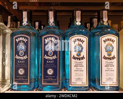 Bottiglie Bombay Gin in un supermercato Foto Stock