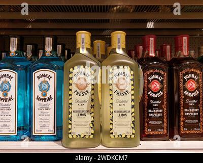 Bottiglie Bombay Gin in un supermercato Foto Stock