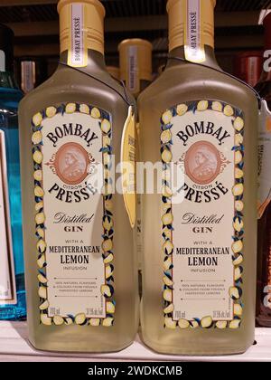 Bottiglie Bombay Gin in un supermercato Foto Stock