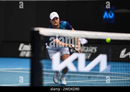 Melbourne, Australia. 20 gennaio 2024. Miomir Kecmanovic, serbo, gioca contro Tommy Paul degli Stati Uniti (non in foto) durante il terzo round dell'Australian Open Tennis Tournament al Melbourne Park. Miomir Kecmanovic vince Tommy Paul in 5 set con un punteggio di 4-6 6-3 6-2 6-7 6-0. Credito: SOPA Images Limited/Alamy Live News Foto Stock