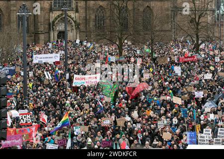 Laut gegen Rechts Bremer Kundgebung Laut gegen Rechts auf dem Domshof. Mehr als 30,000 Menschen kamen zur Demonstration für Demokratie und gegen Rechtsextremismus. IM Bild Die beeindruckende Menschenmenge auf dem Bremer Domshof. Die Polizei musste schon kurz nach 12 Uhr die Zugänge zum Domshof absperren, weil der Andrang zu Groß guerra. Gut zu sehen ein trasparente mit der Aufschrift: GRÖPELINGEN GEGEN RECHTS . Gröpelingen ist ein Bremer Stadtteil. DEU, Brema, 21.01.2024 *** forte contro la destra Brema raduno forte contro la destra sul Domshof più di 30.000 persone sono venute alla manifestazione Foto Stock