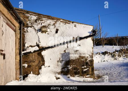 La neve ricopre un edificio agricolo a gennaio la mattina dopo un'improvvisa caduta di neve a Nidderdale. North Yorkshire Foto Stock