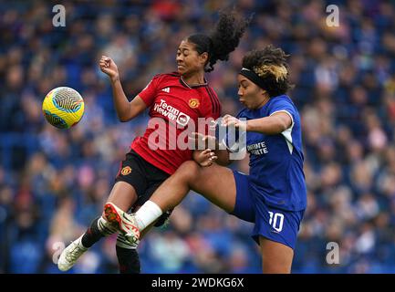 Lauren James (a destra) del Chelsea e Jayde Riviere del Manchester United si battono per il pallone durante la partita di Super League femminile Barclays a Stamford Bridge, Londra. Data foto: Domenica 21 gennaio 2024. Foto Stock