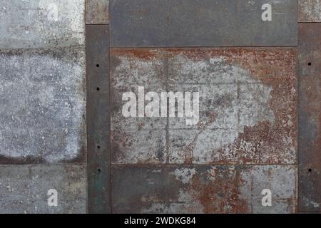 Pezzi in metallo arrugginito hanno rovinato la texture di sfondo industriale. Foto Stock