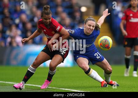 Niamh Charles (a destra) del Chelsea tiene fuori Nikita Parris del Manchester United durante il Barclays Women's Super League match a Stamford Bridge, Londra. Data foto: Domenica 21 gennaio 2024. Foto Stock