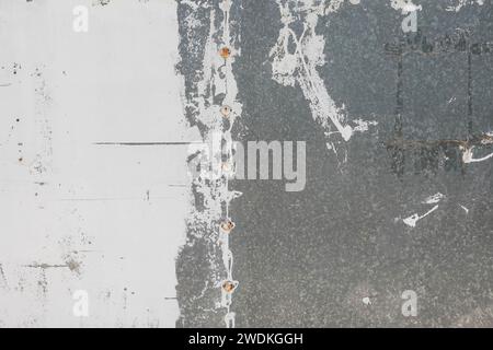 Vernice sbavata su superfici metalliche intemprate bulloni arrugginiti e macchie di nastro adesivo. Grunge texture di sfondo con spazio di copia. Foto Stock