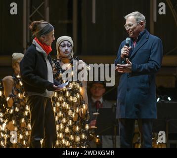 Eröffnungsfeierlichkeiten zum Kulturhauptstadtjahr Salzkammergut 2024 im Kurpark, a Bad Ischl, AM 20.01.2024. DAS Bild zeigt die Mideratorin Mercedes Echerer im Gespräch mit dem Landeshauptmann des österreichischen Bundeslandes Oberösterreich, Thomas Stelzer 2023 - Eröffnungsfeierlichkeiten zum Kulturhauptstadtjahr Salzkammergut 2024 im Kurpark, a Bad Ischl, AM 20.01.2024. *** Cerimonie di apertura per l'anno capitale della Cultura Salzkammergut 2024 nel Kurpark, a Bad Ischl, il 20 01 2024 l'immagine mostra la moderatrice Mercedes Echerer in conversazione con il Governatore del provi austriaco Foto Stock