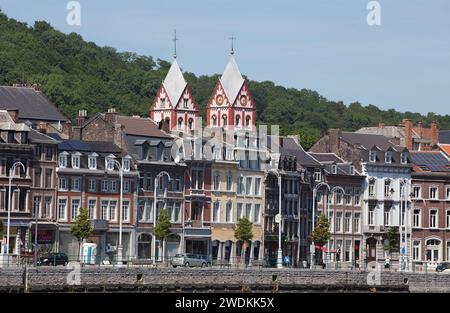 Case in via la Batte sul fiume Mosa, Chiesa di Saint Bartelemy, quartiere di Hors-Château, Liegi, Vallonia, Belgio, Europa Foto Stock