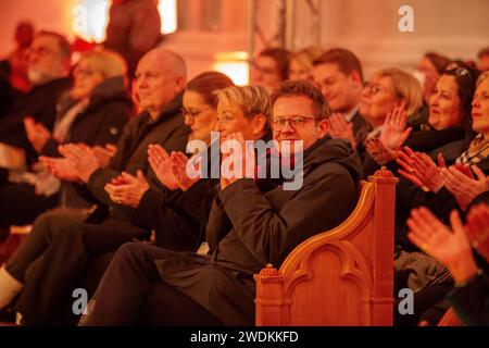 über 800 Gäste kamen zur feierlichen Eröffnung des Caspar-David-Friedrich-Jubiläums in den Dom St. Nikolai. Hier sieht man Autor und Kunsthistoriker Florian Illies, der die Festrede zur Eröffnung hielt. Feierliche Eröffnung, Caspar-David-Friedrich-Jubiläum, CDF, Jubiläum, Caspar David Friedrich, Casparwho, Hansestadt Greifswald, HGW, 250 Jahre, Kultur, Kunst, Dom St Nikolai, Tourismus, Feier *** oltre 800 ospiti sono venuti alla cerimonia di apertura dell'anniversario di Caspar David Friedrich nella Cattedrale di San Nicola qui potete vedere l'autore e storico dell'arte Florian Illies, che ha tenuto il discorso di apertura CER Foto Stock