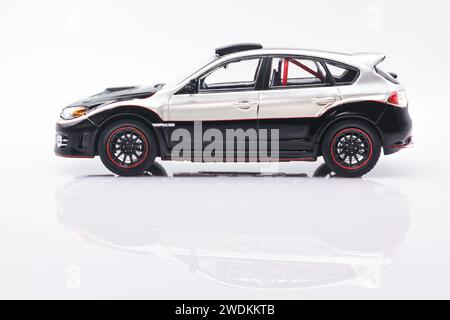 Fast&Furious Subaru Impreza WRX STI GH 1:43 Model car, vista laterale, sfondo bianco con riflesso Foto Stock