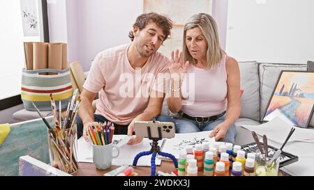 Madre e figlio seduti insieme in studio d'arte, condividendo un momento amorevole che mostra la loro attrazione in videochiamata Foto Stock