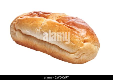 Vista ravvicinata di un pane fresco e isolato su sfondo bianco, raffigurante la cucina tradizionale ebraica. Foto Stock