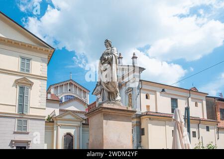 Piazza Puccini con un monumento di Carlo Emanuele a Novara, Piemonte, Italia. Arte italiana. Destinazione di viaggio Foto Stock