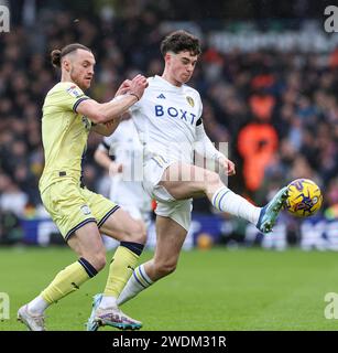 Elland Road, Leeds, Yorkshire, Regno Unito. 21 gennaio 2024. EFL Championship Football, Leeds contro Preston North End; Archie Gray del Leeds United controlla la palla sotto la pressione di Will Keane Credit: Action Plus Sports/Alamy Live News del Preston North End Foto Stock