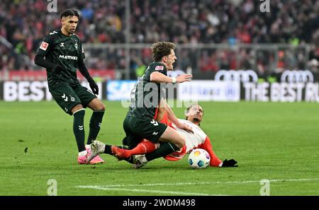 Monaco, Germania. 21 gennaio 2024. Calcio, Bundesliga, FC Bayern Monaco - Werder Bremen, Matchday 18, Allianz Arena. Leroy sane (r) del Bayern e Jens Stage di Brema combattono per la palla. NOTA IMPORTANTE: In conformità alle norme della DFL German Football League e della DFB German Football Association, è vietato utilizzare o far utilizzare fotografie scattate nello stadio e/o della partita sotto forma di immagini sequenziali e/o di serie di foto simili a video. Crediti: Lukas Barth/dpa/Alamy Live News Foto Stock