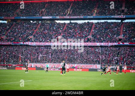 Banner der Ultras/Fans des FCB mit Schriftzug ES ist noch nicht zu Ende - Nein zu Investoren in der DFL, Der Deutsche Fussball ist Kein Risikokapital, GER, FC Bayern Muenchen (FCB) vs SV Werder Brema (SVW), Fussball Bundesliga, 18. Spieltag, Saison 2023/2024, 21.01.2024 regolamenti DFB/DFL vietano qualsiasi uso di fotografie come sequenze di immagini e/o quasi-video foto: Eibner-Pressefoto/Michael Memmler Foto Stock