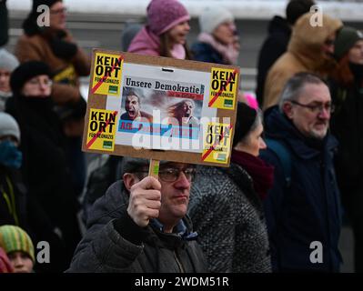 Kraftvolles Zeichen Chemnitzer Bürger gegen Nazis Chemnitz / Unter dem motto Zusammen gegen Rechts AfD Verbot jetzt- demonstrierten heute 21.01.24 rund 6000 Chemnitzer gegen Nazis, AfD und deren Umtriebe in Deutschland. Unterstützt wurde die Demo unter anderem von Fridays for Future, Chemnitz Nazifrei, Grünen und Linken. Die Teilnehmer standen auf der gesperrten Brückenstrasse bis in den Stadthallenpark. Auf zahlrechen Plakaten und Bannern brachten die Teilnehmer ihre Sorgen zum Ausdruck und setzten als Chemnitzer ein Zeichen gegen Rechtsextremismus und politisches Dunkelmännertum. Chemnitz sa Foto Stock