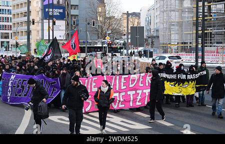 Kraftvolles Zeichen Chemnitzer Bürger gegen Nazis Chemnitz / Unter dem motto Zusammen gegen Rechts AfD Verbot jetzt- demonstrierten heute 21.01.24 rund 6000 Chemnitzer gegen Nazis, AfD und deren Umtriebe in Deutschland. Unterstützt wurde die Demo unter anderem von Fridays for Future, Chemnitz Nazifrei, Grünen und Linken. Die Teilnehmer standen auf der gesperrten Brückenstrasse bis in den Stadthallenpark. Auf zahlrechen Plakaten und Bannern brachten die Teilnehmer ihre Sorgen zum Ausdruck und setzten als Chemnitzer ein Zeichen gegen Rechtsextremismus und politisches Dunkelmännertum. Chemnitz sa Foto Stock