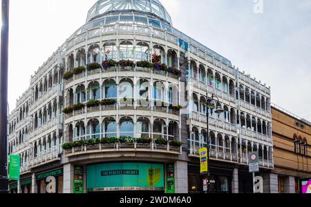 Dublino, Leinster, Irlanda settembre 26 2023 - centro commerciale St Stephens Green di fronte al parco verde St Stephens Foto Stock