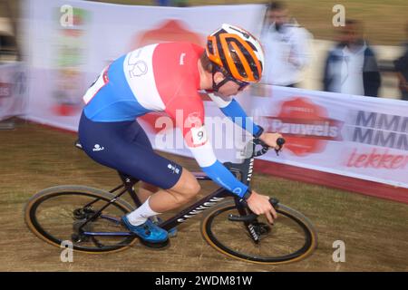 Benidorm, Spagna, 21 gennaio 2024: La ciclista, Senna Remijn (8) durante il test juniores maschile della Coppa del mondo 2024 UCI Cyclo-Cross, il 21 gennaio 2024, al Parque Foietes, a Benidorm, Spagna. Credito: Alberto Brevers / Alamy Live News. Foto Stock