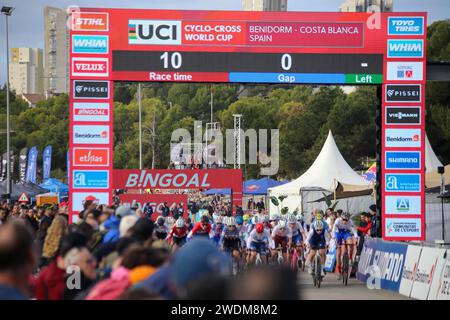 Benidorm, Spagna, 21 gennaio 2024: Inizio della gara femminile juniores durante la gara femminile junior della Coppa del mondo di ciclismo 2024 UCI, il 21 gennaio 2024, al Parque Foietes, a Benidorm, Spagna. Credito: Alberto Brevers / Alamy Live News. Foto Stock