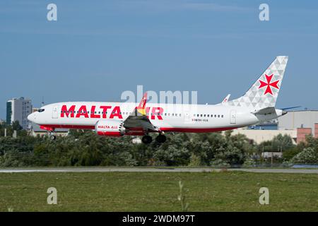 La compagnia aerea low-cost di Ryanair Malta Air Boeing 737 MAX 8-200 atterra all'aeroporto di Leopoli Foto Stock