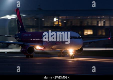 WizzAir Airbus A321 della compagnia aerea ungherese low-cost rullando per il decollo notturno dall'aeroporto di Leopoli Foto Stock