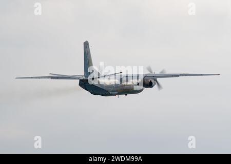 Forze armate ucraine Antonov An-26 "Phoenix" decolla da Leopoli Foto Stock