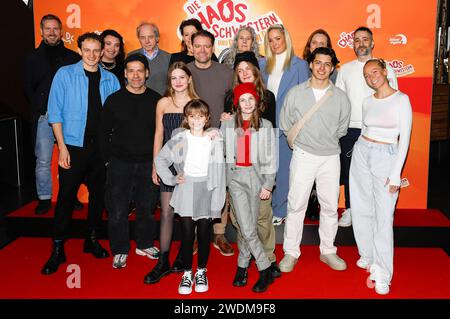 Lilit Serger, Max Giermann, Momo Beier, cara Vondey, Janine Kunze, Rona Regjepi, Giovanni Francesco, Denis Moschitto mit Cast und Team bei der Premiere des Kinofilms Die Chaosschwestern und Pinguin Paul im Cinedom. Köln, 21.01.2024 *** Lilit Serger, Max Giermann, Momo Beier, cara Vondey, Janine Kunze, Rona Regjepi, Giovanni Francesco, Denis Moschitto con il cast e la troupe alla premiere del lungometraggio The Chaos Sisters and Penguin Paul at Cinedom Cologne, 21 01 2024 foto:XR.xSchmiegeltx/xFuturexImagex pinguin 4102 Foto Stock