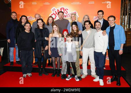 Lilit Serger, Max Giermann, Momo Beier, cara Vondey, Janine Kunze, Rona Regjepi, Giovanni Francesco, Denis Moschitto mit Cast und Team bei der Premiere des Kinofilms Die Chaosschwestern und Pinguin Paul im Cinedom. Köln, 21.01.2024 *** Lilit Serger, Max Giermann, Momo Beier, cara Vondey, Janine Kunze, Rona Regjepi, Giovanni Francesco, Denis Moschitto con il cast e la troupe alla premiere del lungometraggio The Chaos Sisters and Penguin Paul at Cinedom Cologne, 21 01 2024 foto:XR.xSchmiegeltx/xFuturexImagex pinguin 4101 Foto Stock