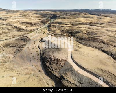 Vista aerea del canyon del fiume Gaub vista dal drone dalla C14 Road a Walvis Bay, vicino passo Kuiseb, Namibia Foto Stock