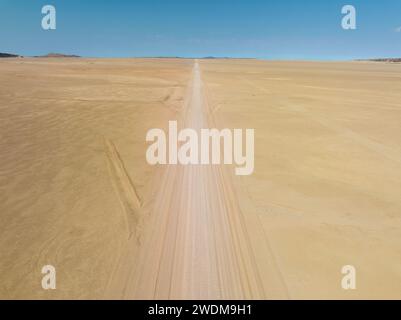 Vista aerea di una strada dritta nel deserto vista da un drone sulla C14 Road per Walvis Bay, vicino al passo Kuiseb, Namibia Foto Stock