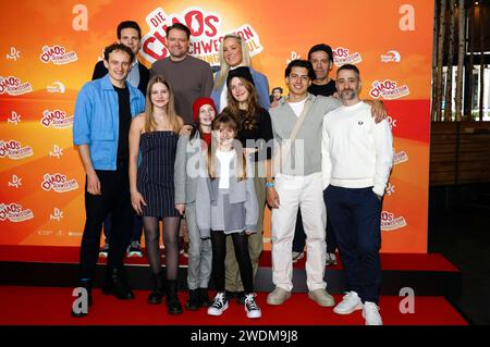 Lilit Serger, Max Giermann, Momo Beier, cara Vondey, Janine Kunze, Rona Regjepi, Giovanni Francesco, Denis Moschitto mit Cast und Team bei der Premiere des Kinofilms Die Chaosschwestern und Pinguin Paul im Cinedom. Köln, 21.01.2024 *** Lilit Serger, Max Giermann, Momo Beier, cara Vondey, Janine Kunze, Rona Regjepi, Giovanni Francesco, Denis Moschitto con il cast e la troupe alla premiere del lungometraggio The Chaos Sisters and Penguin Paul at Cinedom Cologne, 21 01 2024 foto:XR.xSchmiegeltx/xFuturexImagex pinguin 4103 Foto Stock