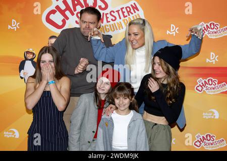 Lilit Serger, Max Giermann, cara Vondey, Rona Regjepi, Janine Kunze und Momo Beier bei der Premiere des Kinofilms Die Chaosschwestern und Pinguin Paul im Cinedom. Köln, 21.01.2024 *** Lilit Serger, Max Giermann, cara Vondey, Rona Regjepi, Janine Kunze e Momo Beier alla prima del film The Chaos Sisters and Penguin Paul a Cinedom Colonia, 21 01 2024 foto:XR.xSchmiegeltx/xFuturexImagex pinguin 4114 Foto Stock