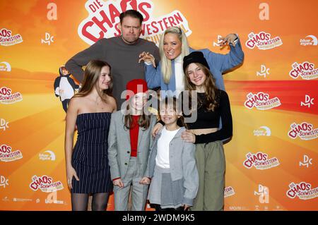 Lilit Serger, Max Giermann, cara Vondey, Rona Regjepi, Janine Kunze und Momo Beier bei der Premiere des Kinofilms Die Chaosschwestern und Pinguin Paul im Cinedom. Köln, 21.01.2024 *** Lilit Serger, Max Giermann, cara Vondey, Rona Regjepi, Janine Kunze e Momo Beier alla prima del film The Chaos Sisters and Penguin Paul a Cinedom Colonia, 21 01 2024 foto:XR.xSchmiegeltx/xFuturexImagex pinguin 4110 Foto Stock