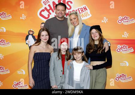 Lilit Serger, Max Giermann, cara Vondey, Rona Regjepi, Janine Kunze und Momo Beier bei der Premiere des Kinofilms Die Chaosschwestern und Pinguin Paul im Cinedom. Köln, 21.01.2024 *** Lilit Serger, Max Giermann, cara Vondey, Rona Regjepi, Janine Kunze e Momo Beier alla prima del film The Chaos Sisters and Penguin Paul a Cinedom Colonia, 21 01 2024 foto:XR.xSchmiegeltx/xFuturexImagex pinguin 4111 Foto Stock