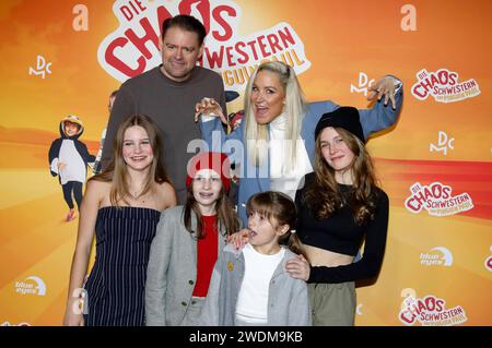 Lilit Serger, Max Giermann, cara Vondey, Rona Regjepi, Janine Kunze und Momo Beier bei der Premiere des Kinofilms Die Chaosschwestern und Pinguin Paul im Cinedom. Köln, 21.01.2024 *** Lilit Serger, Max Giermann, cara Vondey, Rona Regjepi, Janine Kunze e Momo Beier alla prima del film The Chaos Sisters and Penguin Paul a Cinedom Colonia, 21 01 2024 foto:XR.xSchmiegeltx/xFuturexImagex pinguin 4113 Foto Stock