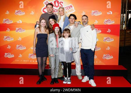 Lilit Serger, Max Giermann, Momo Beier, cara Vondey, Janine Kunze, Rona Regjepi, Giovanni Francesco und Denis Moschitto bei der Premiere des Kinofilms Die Chaosschwestern und Pinguin Paul im Cinedom. Köln, 21.01.2024 *** Lilit Serger, Max Giermann, Momo Beier, cara Vondey, Janine Kunze, Rona Regjepi, Giovanni Francesco e Denis Moschitto alla prima del film le sorelle del caos e Pinguino Paolo al Cinedom Colonia, 21 01 2024 foto:XR.xSchmiegeltx/xFuturexImagex pinguin 4108 Foto Stock