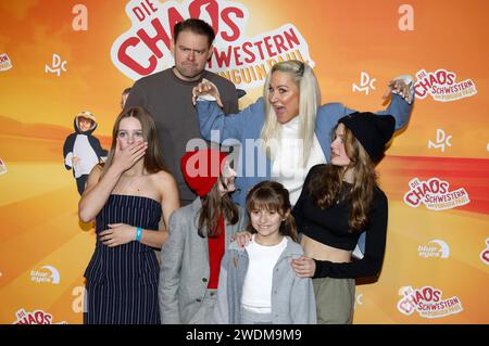 Lilit Serger, Max Giermann, cara Vondey, Rona Regjepi, Janine Kunze und Momo Beier bei der Premiere des Kinofilms Die Chaosschwestern und Pinguin Paul im Cinedom. Köln, 21.01.2024 *** Lilit Serger, Max Giermann, cara Vondey, Rona Regjepi, Janine Kunze e Momo Beier alla prima del film The Chaos Sisters and Penguin Paul a Cinedom Colonia, 21 01 2024 foto:XR.xSchmiegeltx/xFuturexImagex pinguin 4112 Foto Stock