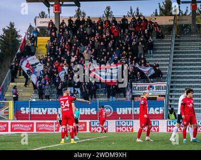 Aalen, Deutschland. 21 gennaio 2024. Ventole di stampi per SpVgg Unterhaching machen Stimmung, SSV Ulm 1846 vs. SpVgg Unterhaching, 3. Liga, Fussball, Herren, 21.01.2024 foto: EIBNER/Michael Schmidt Credit: dpa/Alamy Live News Foto Stock