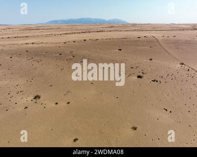 Vista aerea di un paesaggio desertico intorno al Monte Brandberg, visto da un drone dalla C35 Road, vicina città UIs, Namibia Foto Stock