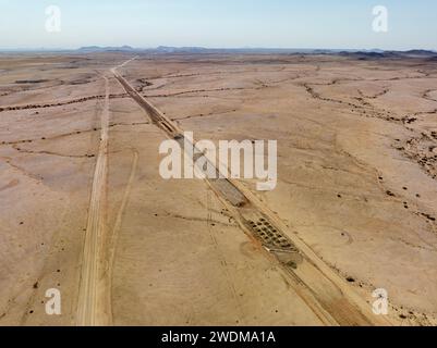 Vista aerea di un paesaggio desertico intorno al Monte Brandberg, visto da un drone dalla C35 Road, vicina città UIs, Namibia Foto Stock