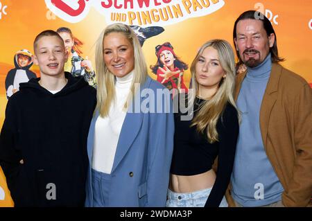 Janine Kunze MIT Ehemann Dirk Budach und ihren Kindern Luiz Fritz und Lili Budach bei der Premiere des Kinofilms Die Chaosschwestern und Pinguin Paul im Cinedom. Köln, 21.01.2024 *** Janine Kunze con il marito Dirk Budach e i loro figli Luiz Fritz e Lili Budach alla prima del film The Chaos Sisters and Penguin Paul at the Cinedom Cologne, 21 01 2024 foto:XR.xSchmiegeltx/xFuturexImagex pinguin 4122 Foto Stock