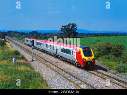 Un’unità multipla diesel di classe 221 «Super Voyager» numero 221126 che opera un servizio Virgin Cross Country a Badgeworth il 16 agosto 2002. Foto Stock