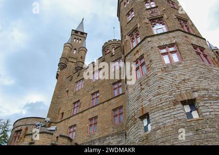 Bisingen, Germania - 22 maggio 2009: Castello di Burg Hohenzollern. Questo castello in cima alla collina si trova sulla montagna Hohenzollern ed è uno dei più visitati Foto Stock