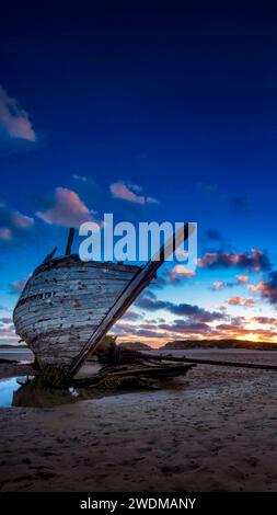 Tramonto sulla spiaggia di Magheraclougher Bunbeg, Bun Beag, cara na Mara (amico del mare) Bad Eddie, Eddie's Boat, contea di Donegal, Irlanda Foto Stock