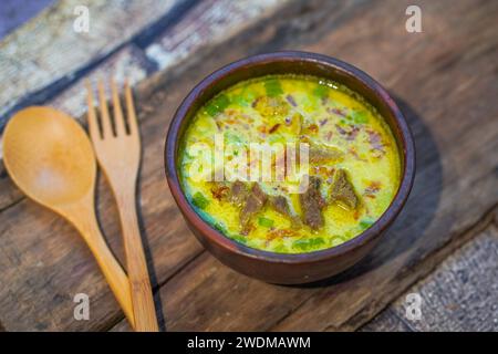 Un cibo tradizionale di Cirebon Indonesia chiamato Empal Gentong fatto di manzo in latte di cocco Foto Stock